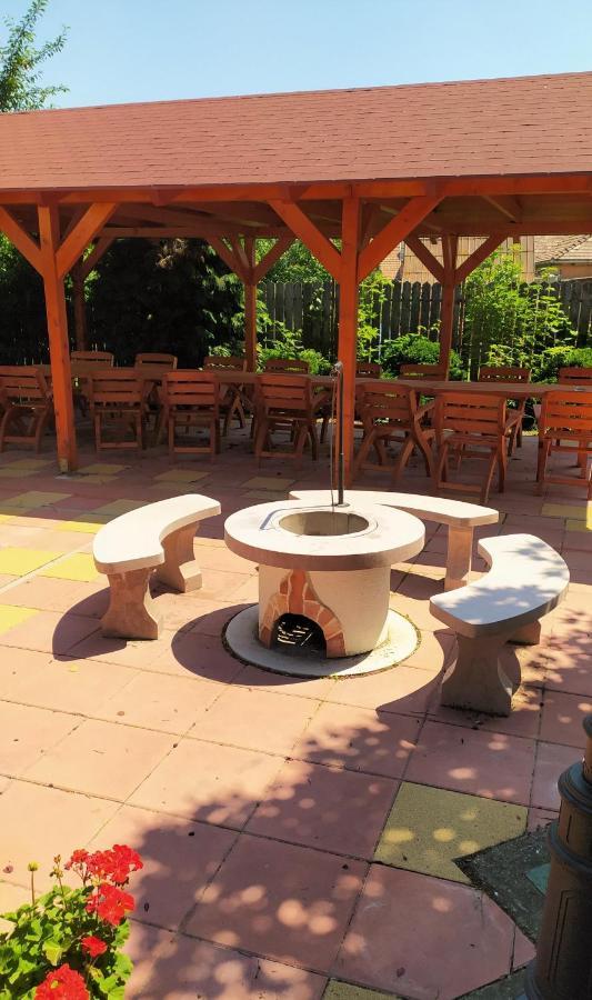 Bacchus Panzio Bed & Breakfast Eger Exterior photo