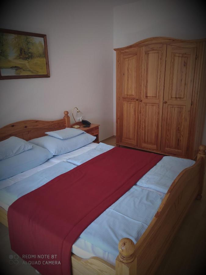 Bacchus Panzio Bed & Breakfast Eger Exterior photo